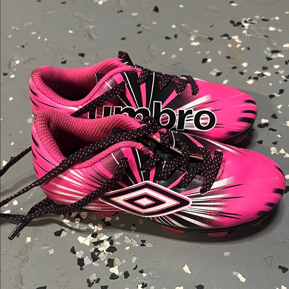 Umbro Kids Cleats in Pink and Black - NEW